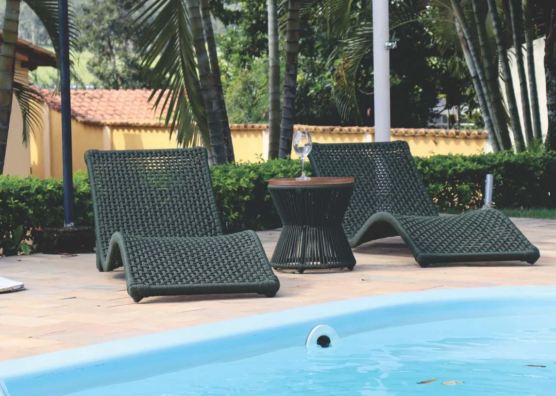 Espreguiçadeiras junto à piscina